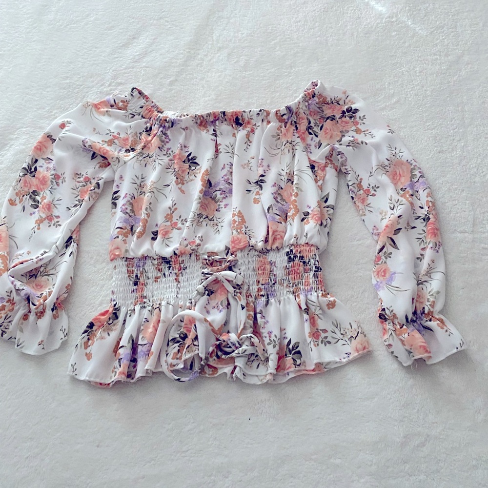 Cute shirt , able to put the shoulders down or up! Send me an offer
